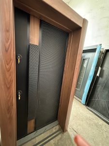 Инфинидоор 2310 Черен – сарухан